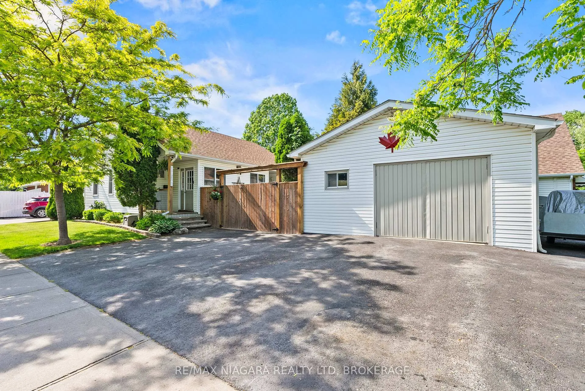 Photo 3 of 25 Mildred Avenue, St. Catharines, Haig — HOMEH