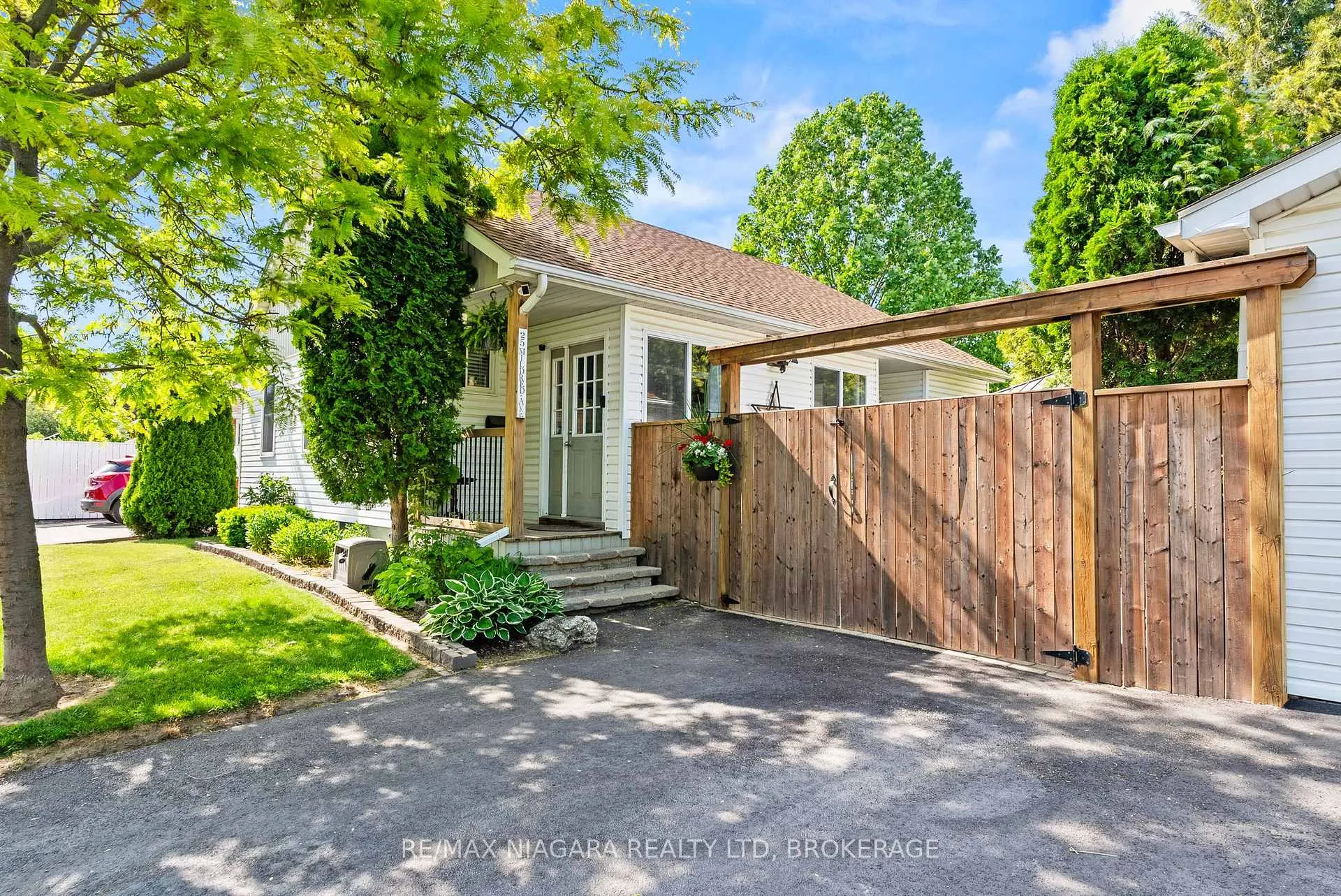 Photo 4 of 25 Mildred Avenue, St. Catharines, Haig — HOMEH