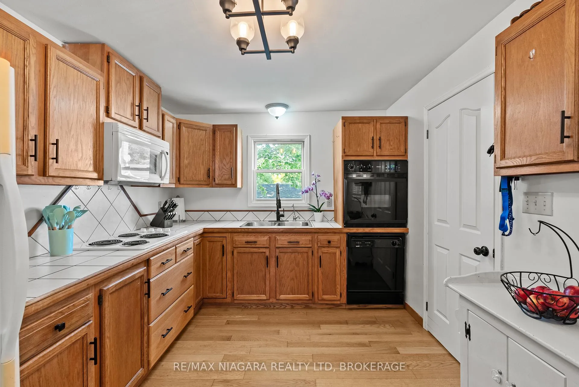 Photo 12 of 25 Mildred Avenue, St. Catharines, Haig — HOMEH