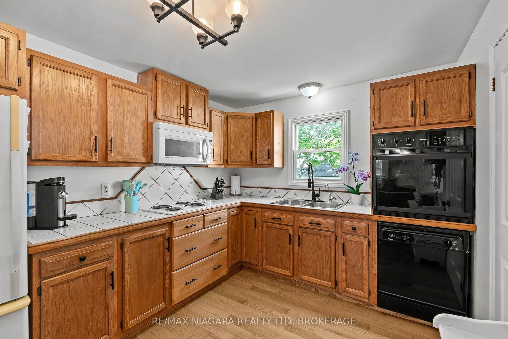 Photo 13 of 25 Mildred Avenue, St. Catharines, Haig — HOMEH