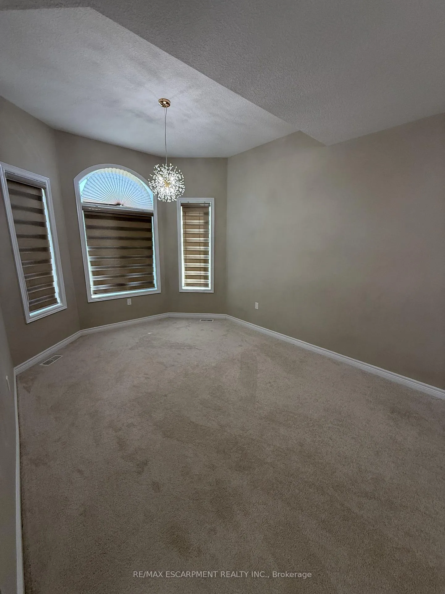 Photo 6 of 68 Dolomiti Court, Hamilton, Rural Glanbrook — HOMEH