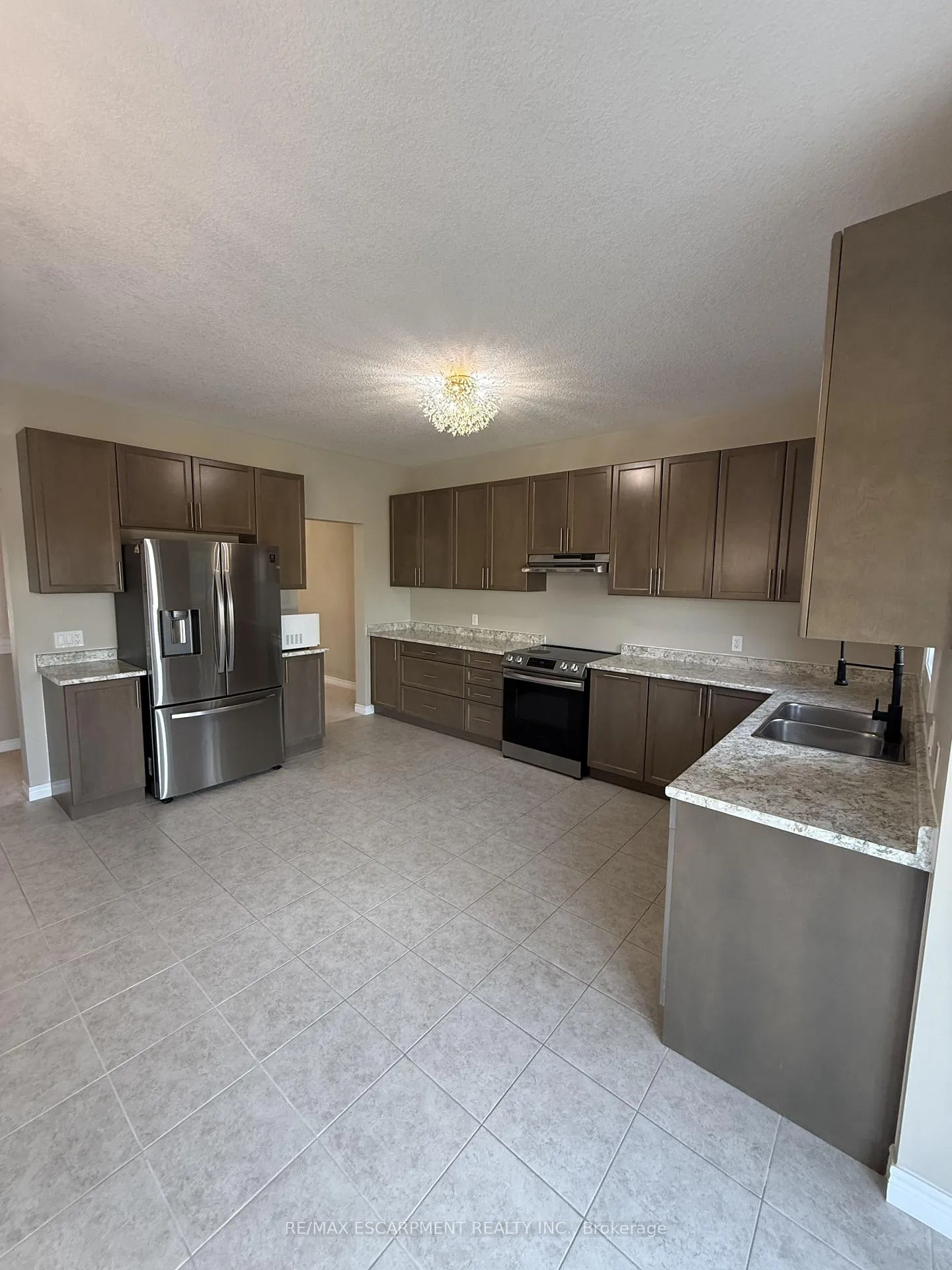 Photo 9 of 68 Dolomiti Court, Hamilton, Rural Glanbrook — HOMEH