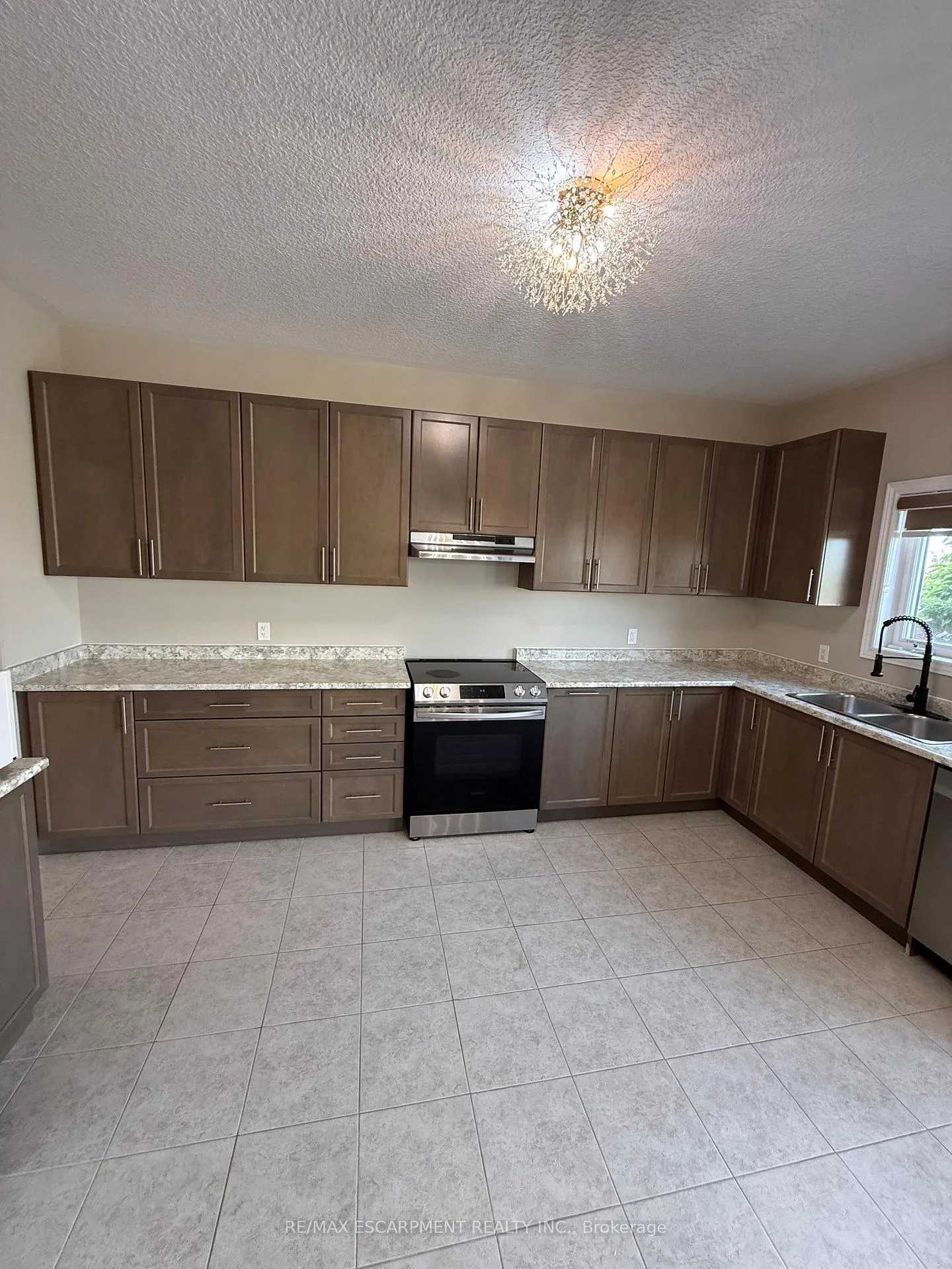 Photo 11 of 68 Dolomiti Court, Hamilton, Rural Glanbrook — HOMEH