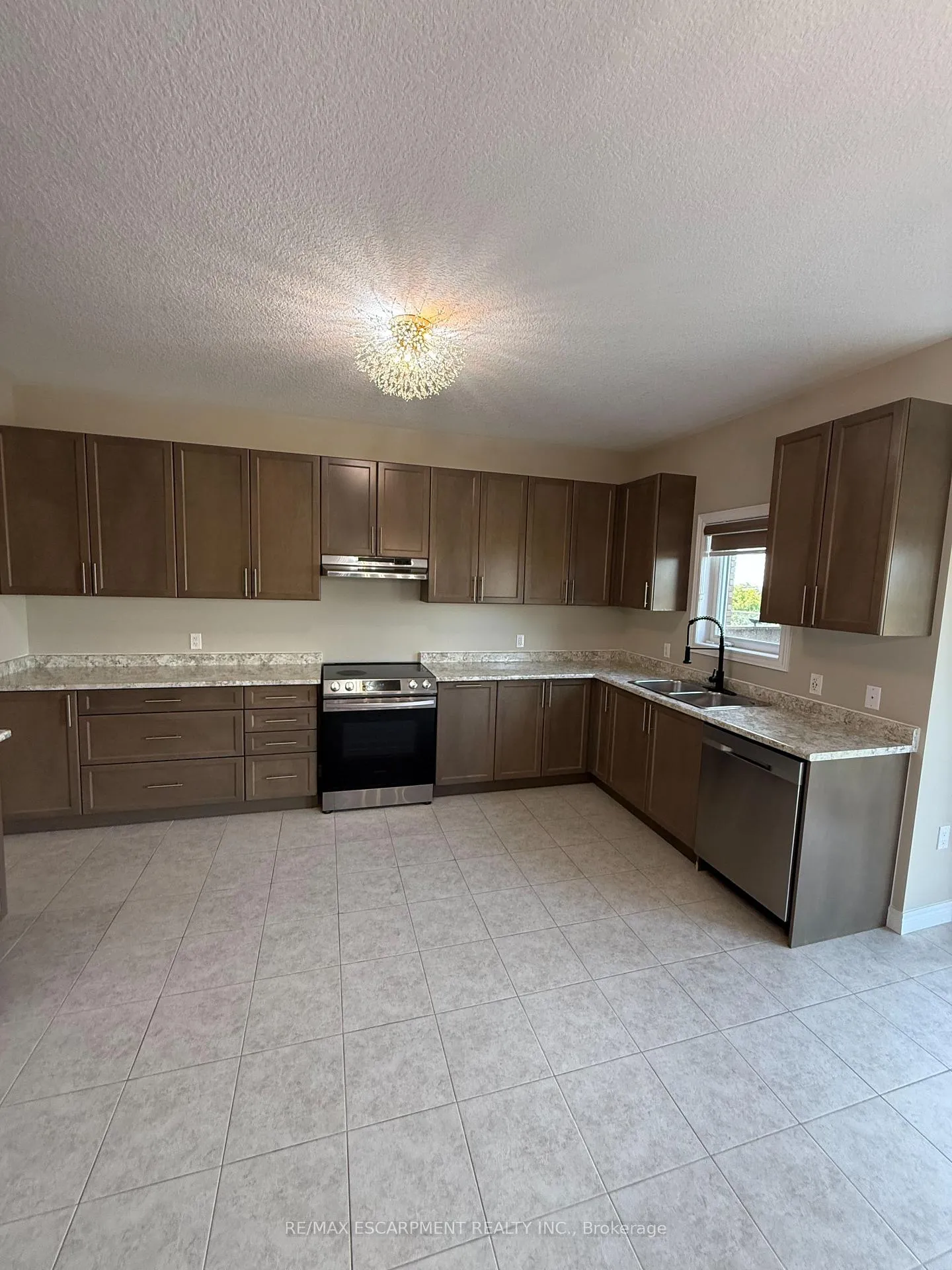 Photo 12 of 68 Dolomiti Court, Hamilton, Rural Glanbrook — HOMEH