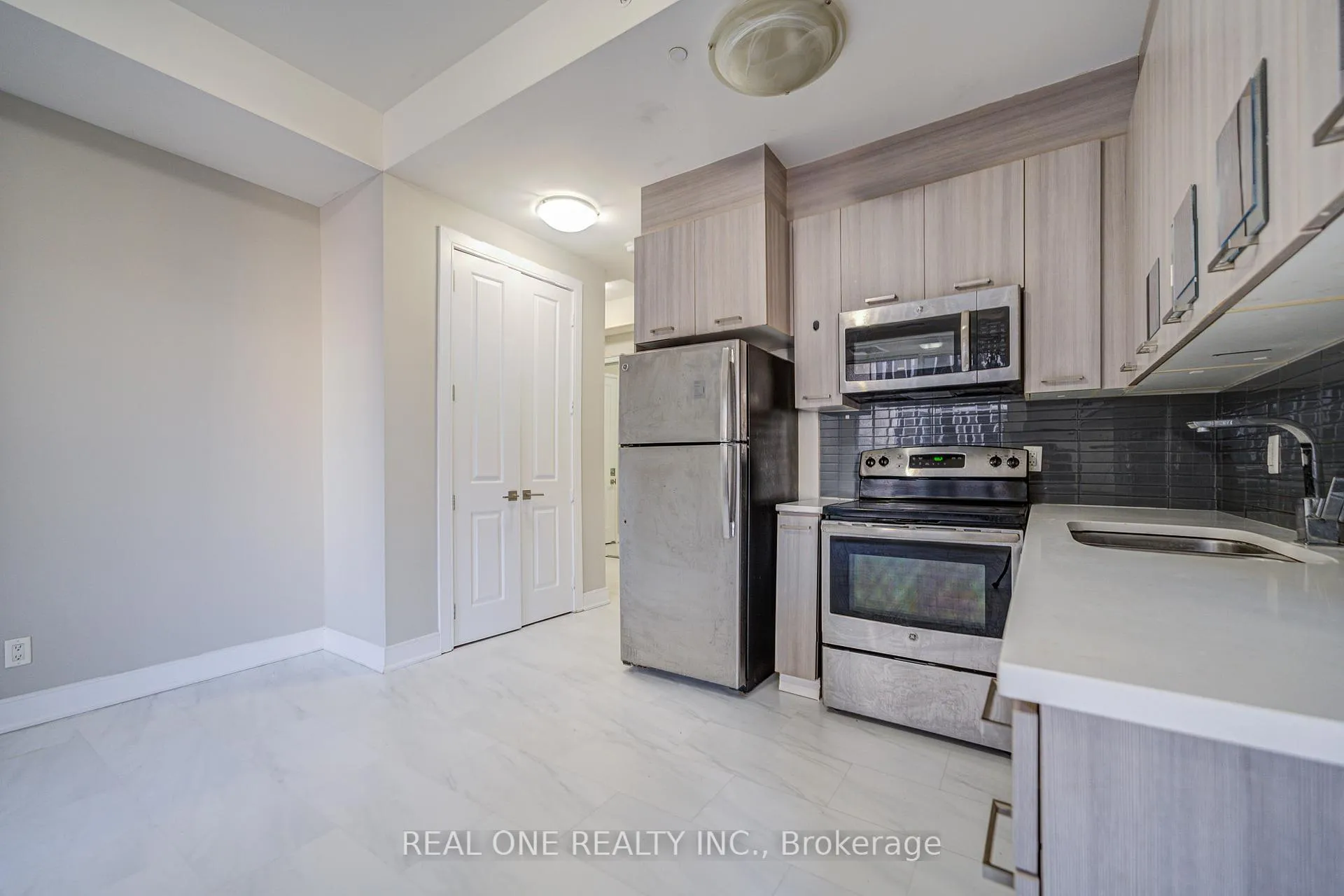 Photo 7 of Unit 409, 150 Main Street W, Hamilton, Central — HOMEH