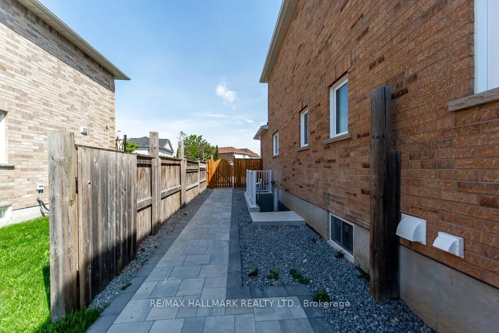 Photo 2 of 114 Medland Avenue, Whitby, Williamsburg — HOMEH