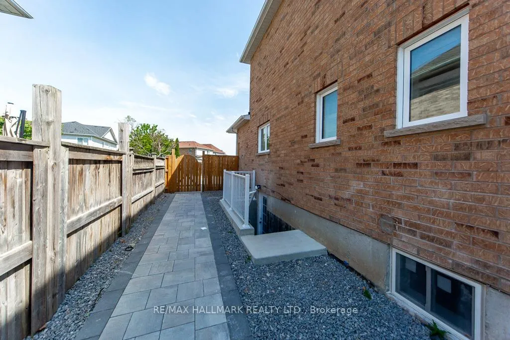 Photo 3 of 114 Medland Avenue, Whitby, Williamsburg — HOMEH