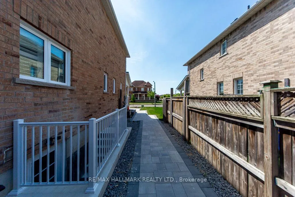 Photo 4 of 114 Medland Avenue, Whitby, Williamsburg — HOMEH