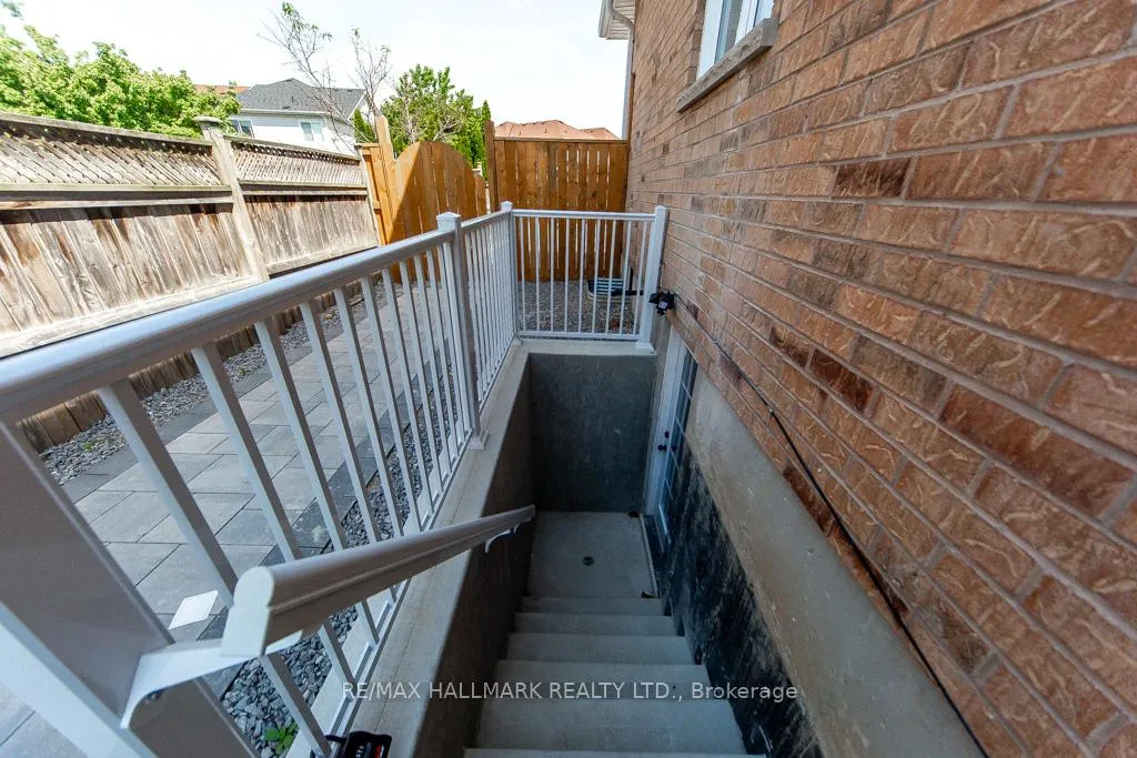 Photo 5 of 114 Medland Avenue, Whitby, Williamsburg — HOMEH