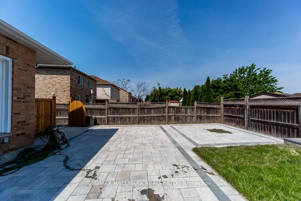 Photo 29 of 114 Medland Avenue, Whitby, Williamsburg — HOMEH