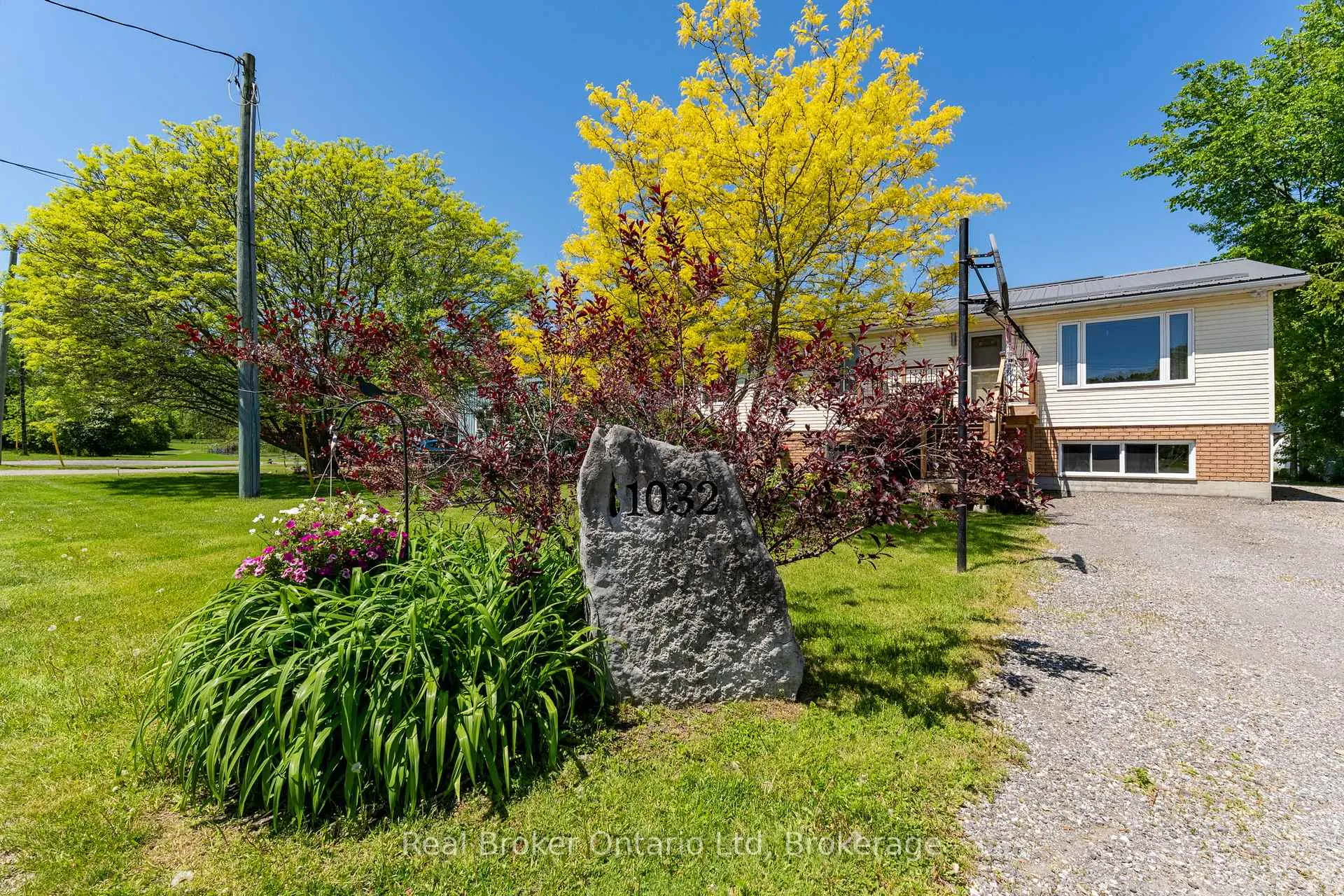 Photo 2 of 1032 Cameron Street, Innisfil, Rural Innisfil — HOMEH