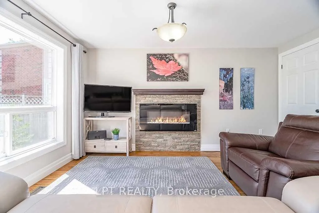 Photo 7 of 35 Clute Crescent, Barrie, Holly — HOMEH