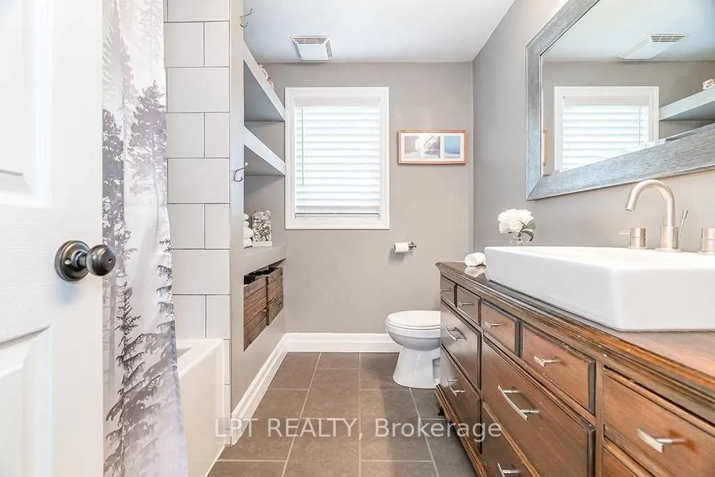 Photo 11 of 35 Clute Crescent, Barrie, Holly — HOMEH