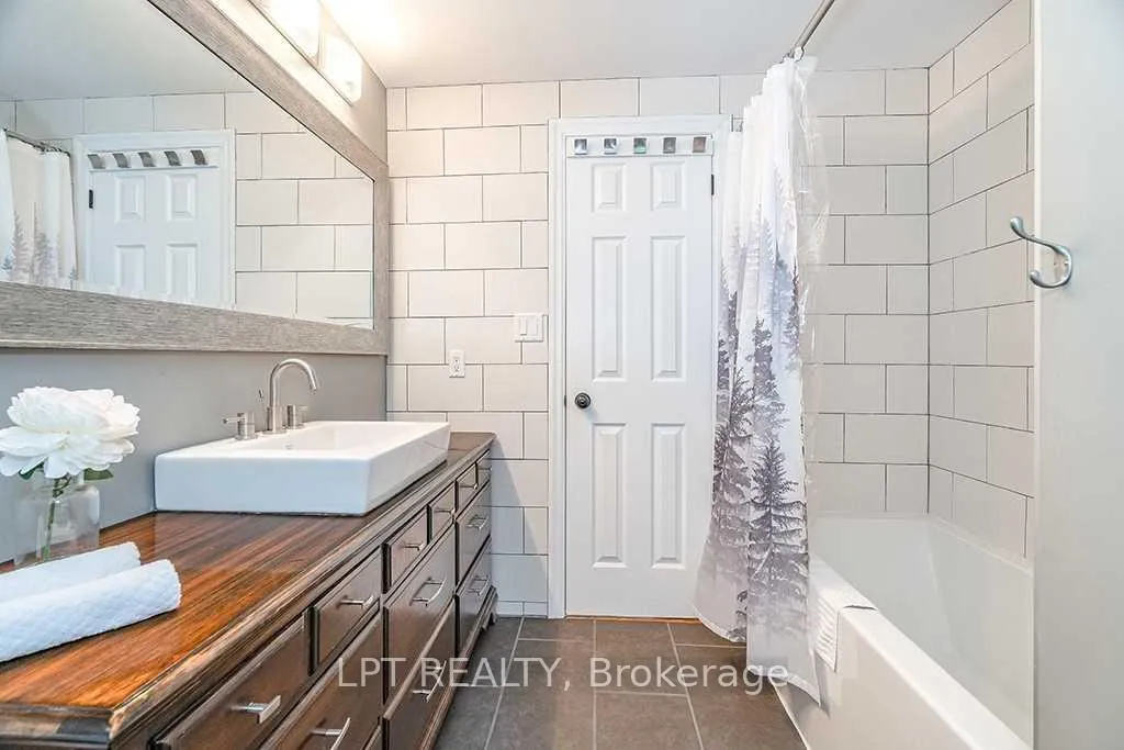 Photo 12 of 35 Clute Crescent, Barrie, Holly — HOMEH