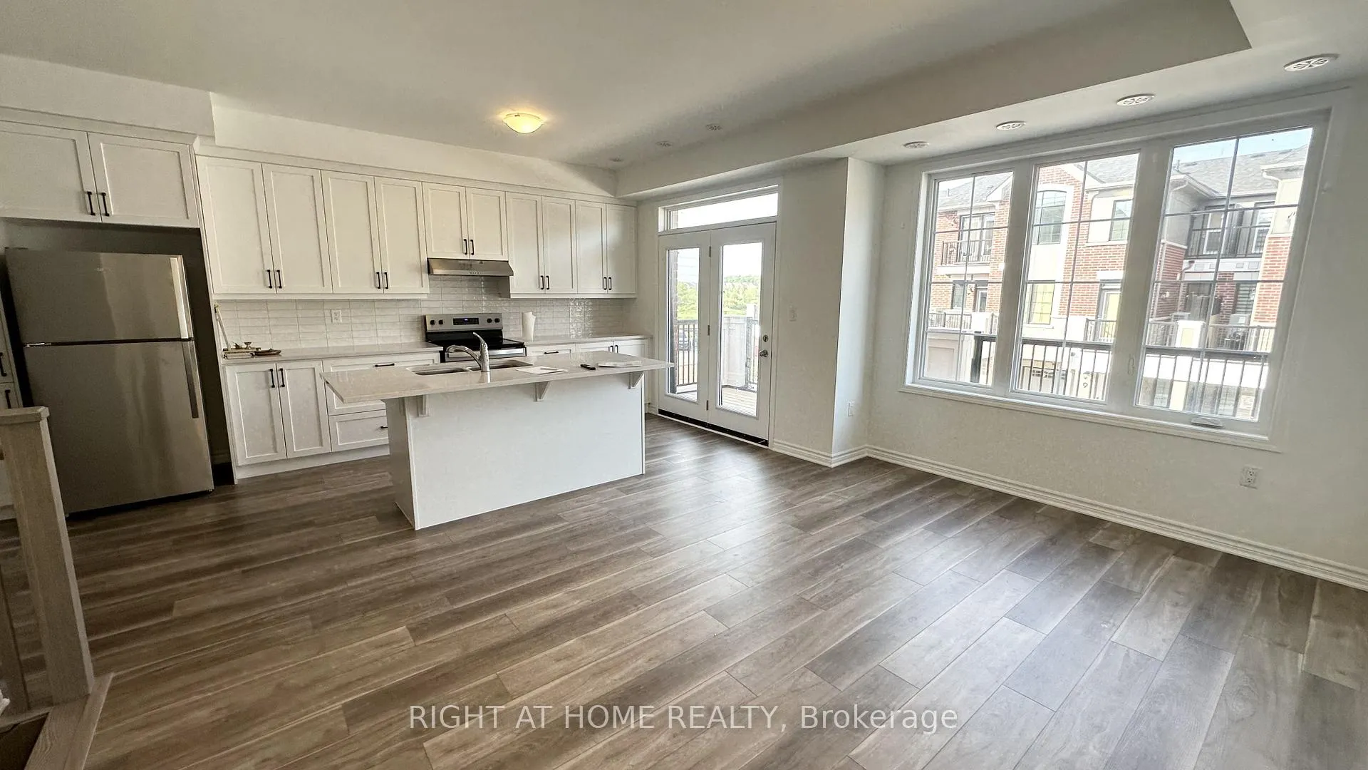 Photo 5 of 8 Walcott Crescent, Brampton, Northwest Brampton — HOMEH