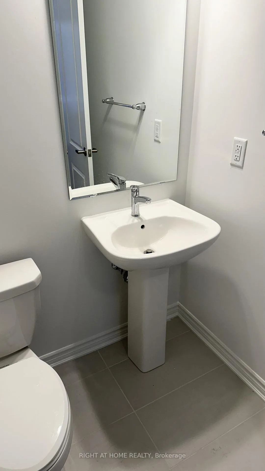 Photo 9 of 8 Walcott Crescent, Brampton, Northwest Brampton — HOMEH