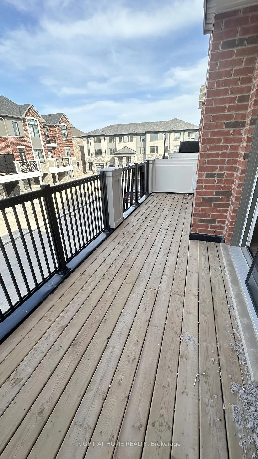 Photo 10 of 8 Walcott Crescent, Brampton, Northwest Brampton — HOMEH