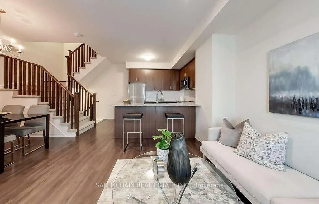 Photo 8 of Unit 33, 22 Applewood Lane, Etobicoke, Etobicoke West Mall — HOMEH