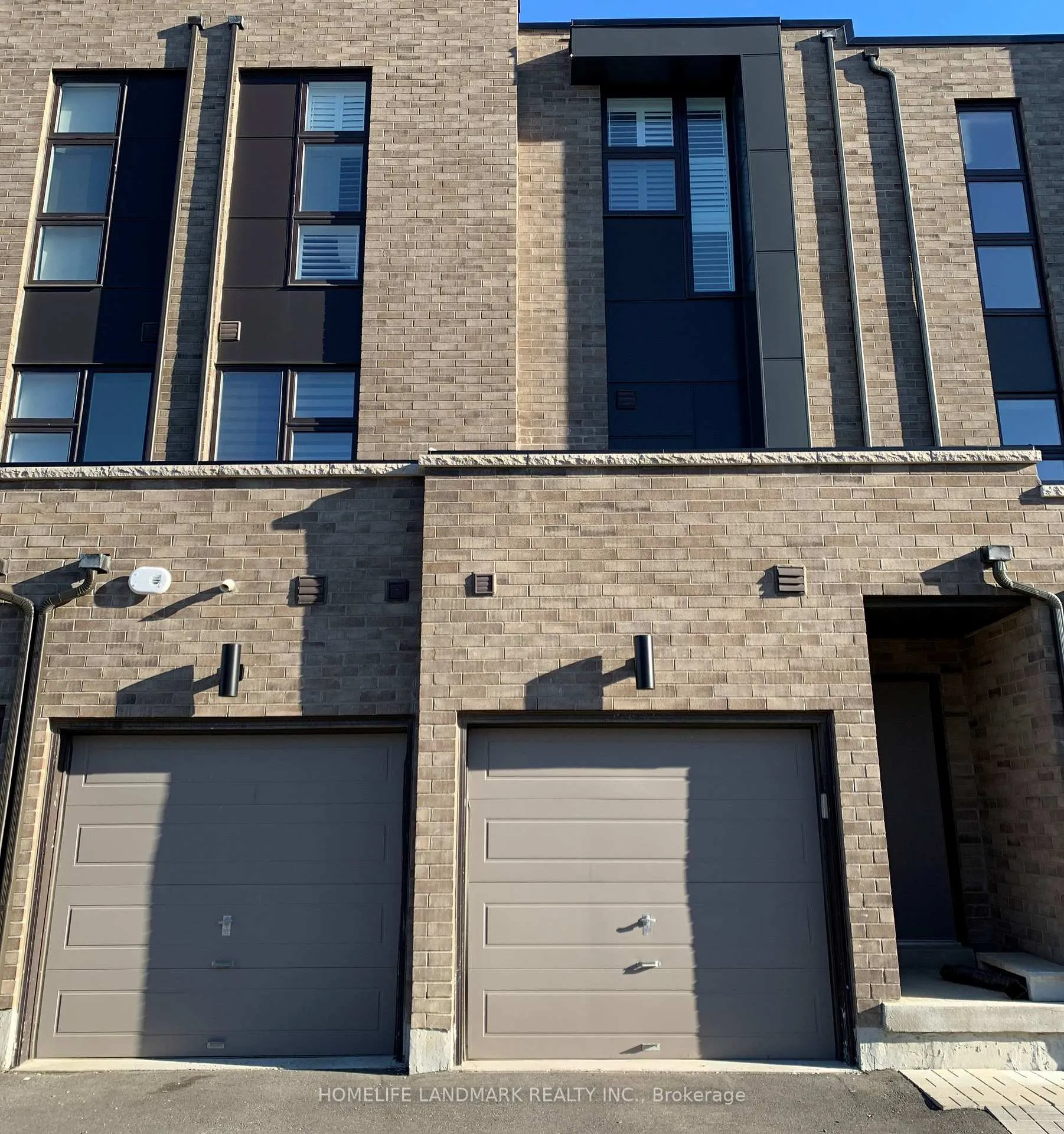 Photo 2 of 27 Thorncrest Drive, Vaughan, Patterson — HOMEH