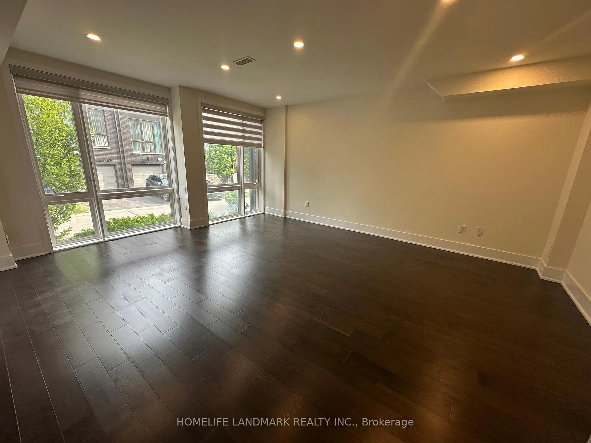 Photo 3 of 27 Thorncrest Drive, Vaughan, Patterson — HOMEH