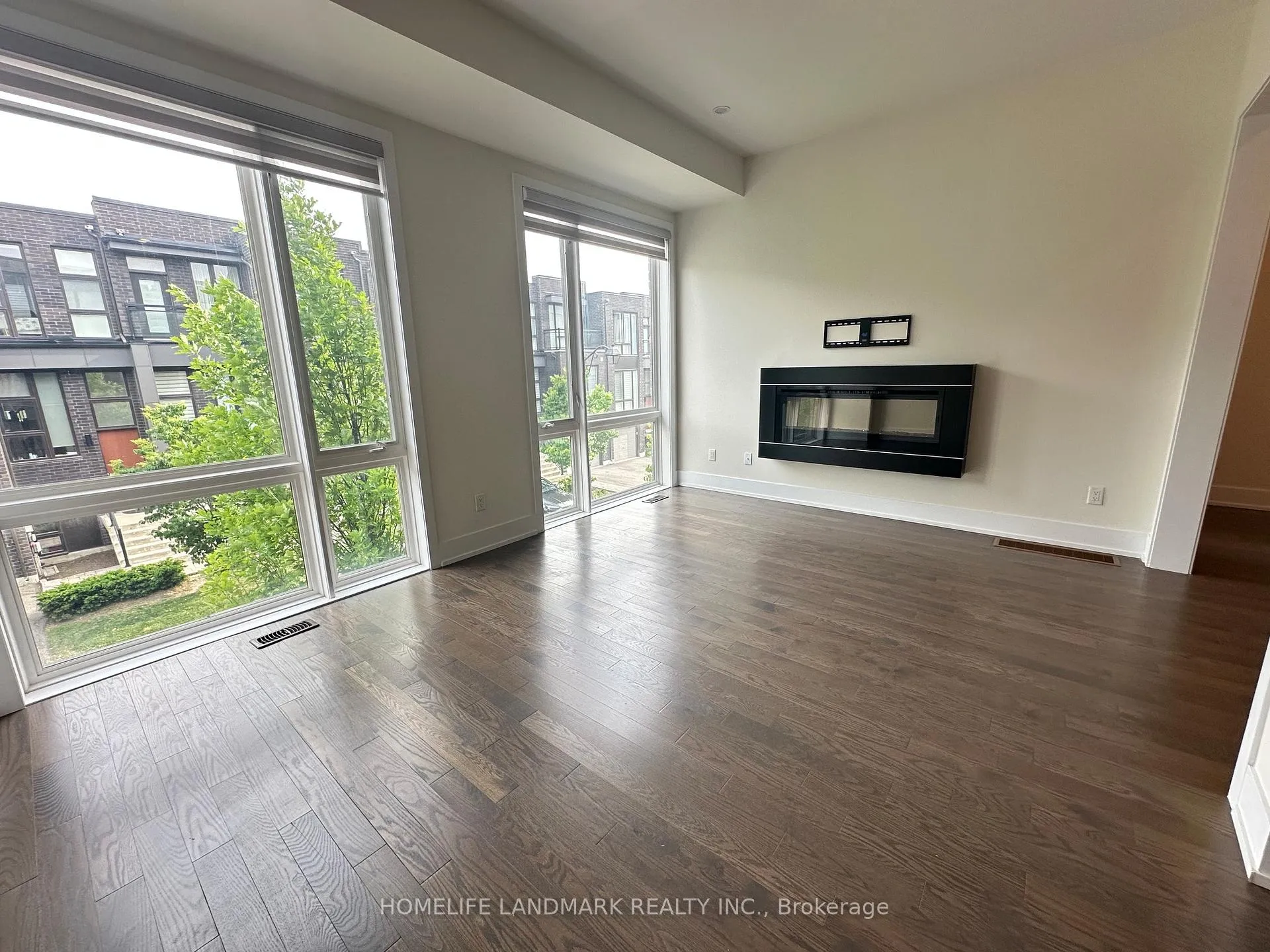 Photo 8 of 27 Thorncrest Drive, Vaughan, Patterson — HOMEH