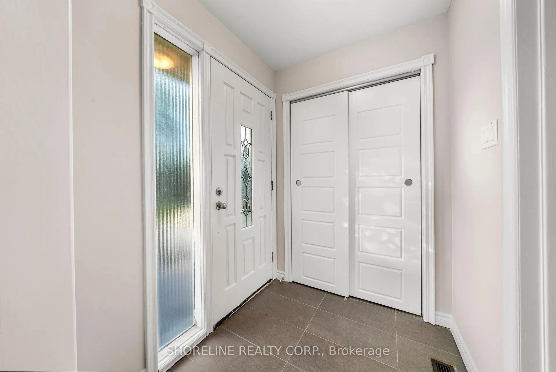 Photo 5 of Unit Upper, 608 Raphael Avenue, Mississauga, Mineola — HOMEH
