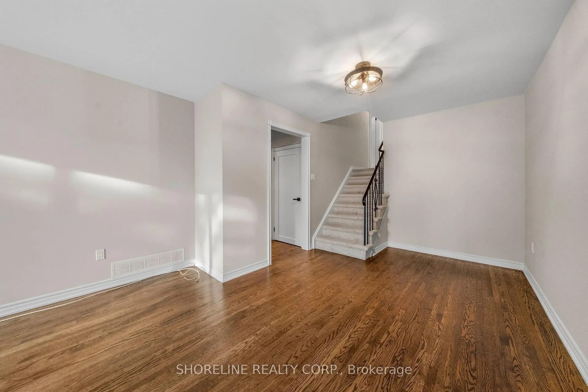 Photo 10 of Unit Upper, 608 Raphael Avenue, Mississauga, Mineola — HOMEH