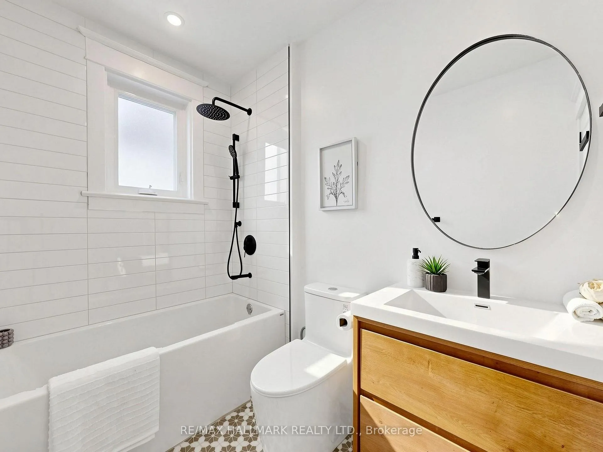 Photo 12 of 44 Queensdale Avenue, Toronto, Danforth Village-East York — HOMEH