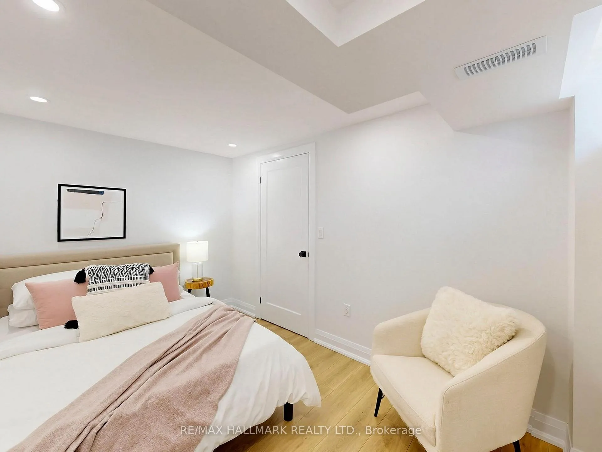 Photo 15 of 44 Queensdale Avenue, Toronto, Danforth Village-East York — HOMEH
