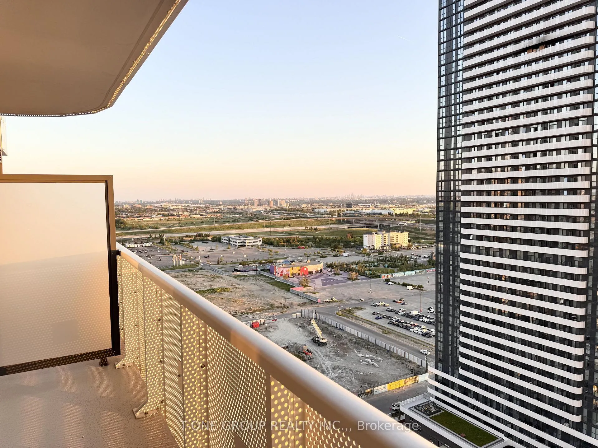 Photo 11 of Unit 2515, 8 Interchange Way, Vaughan, Vaughan Corporate Centre — HOMEH