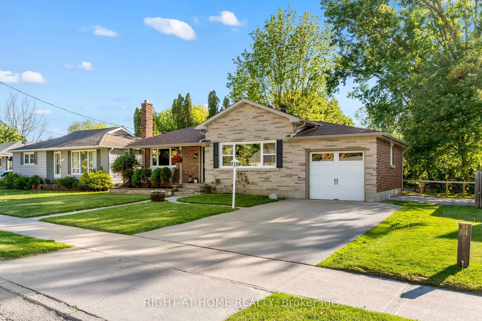 Photo 2 of 102 Paris Street, New Tecumseth, Alliston — HOMEH