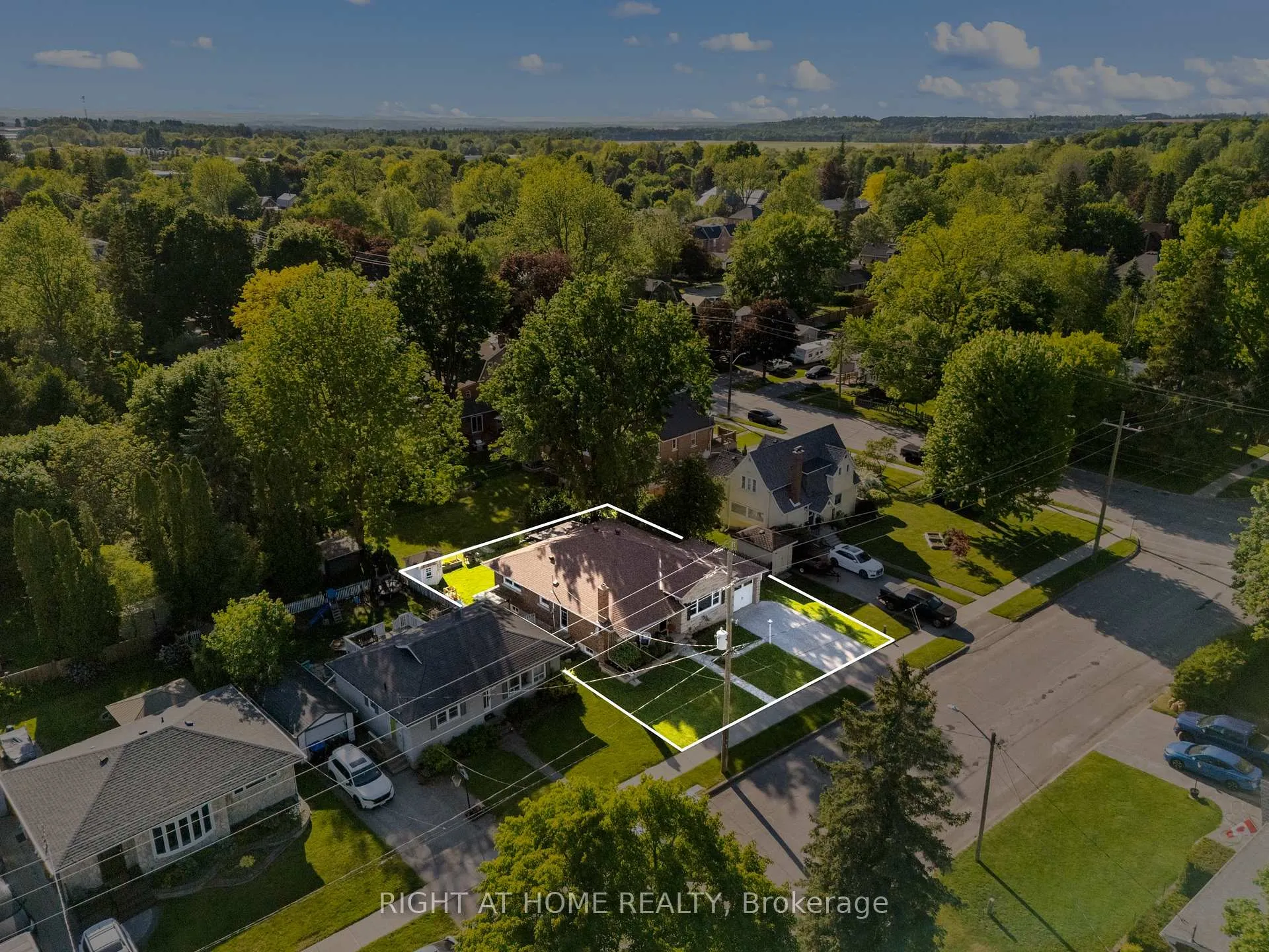 Photo 3 of 102 Paris Street, New Tecumseth, Alliston — HOMEH