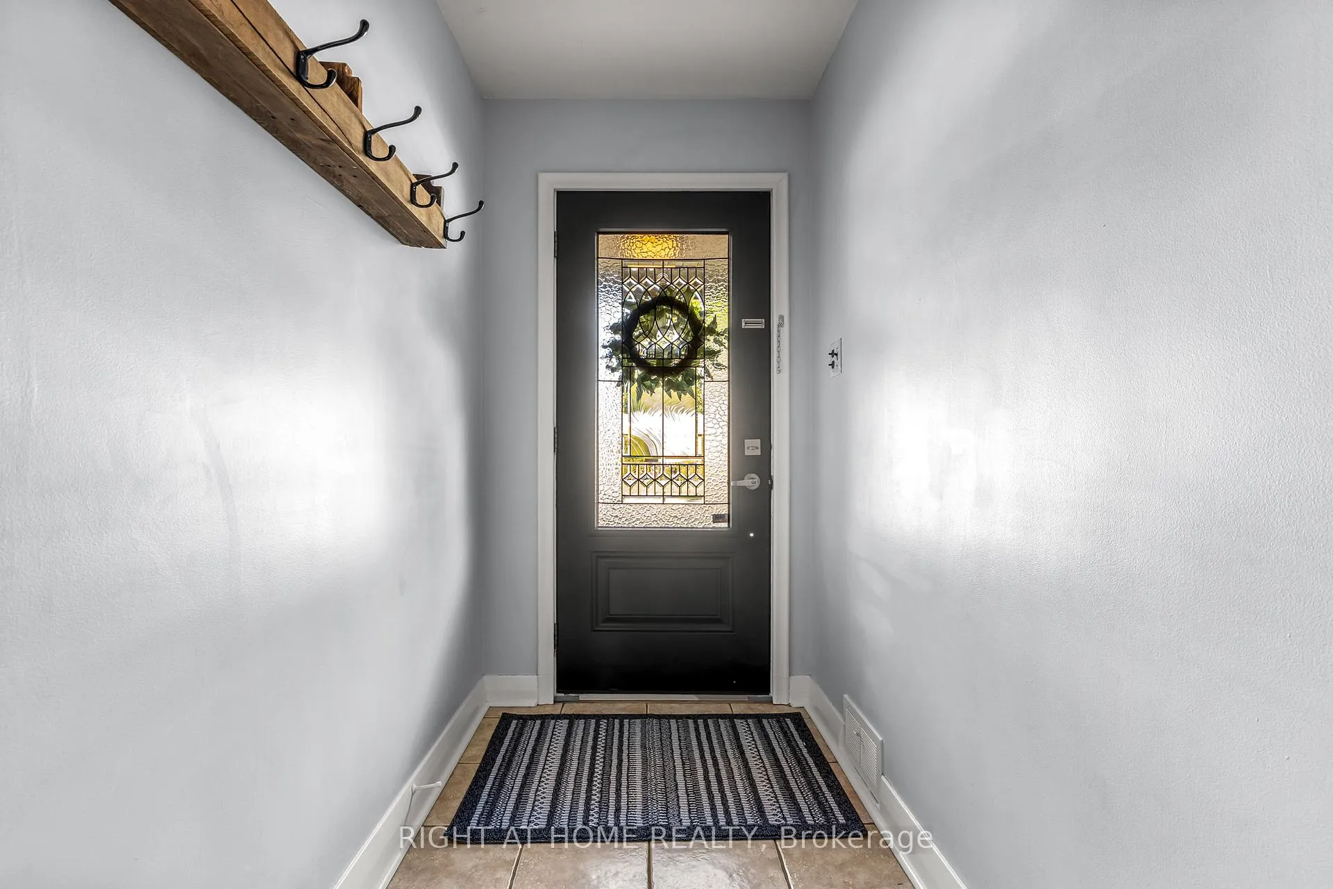 Photo 5 of 102 Paris Street, New Tecumseth, Alliston — HOMEH