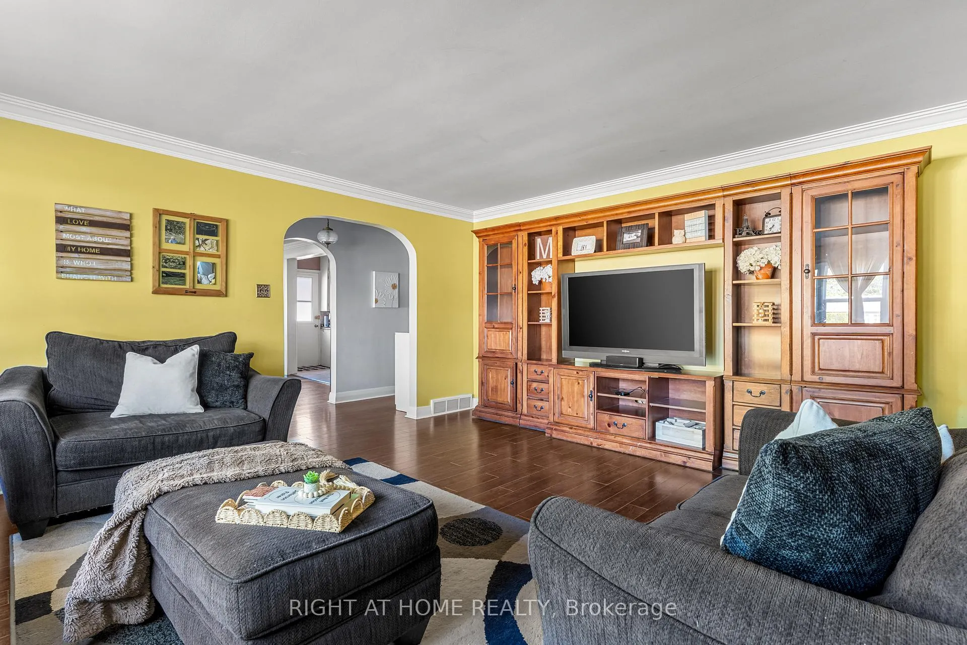 Photo 7 of 102 Paris Street, New Tecumseth, Alliston — HOMEH