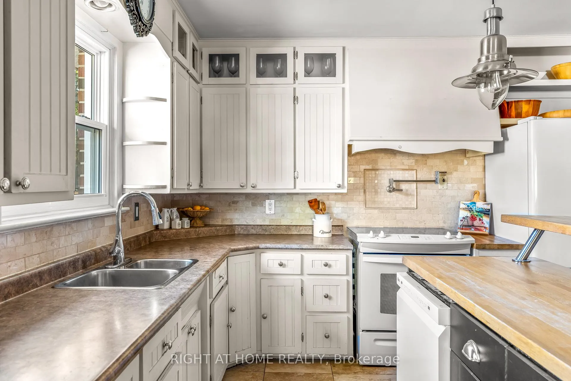 Photo 14 of 102 Paris Street, New Tecumseth, Alliston — HOMEH