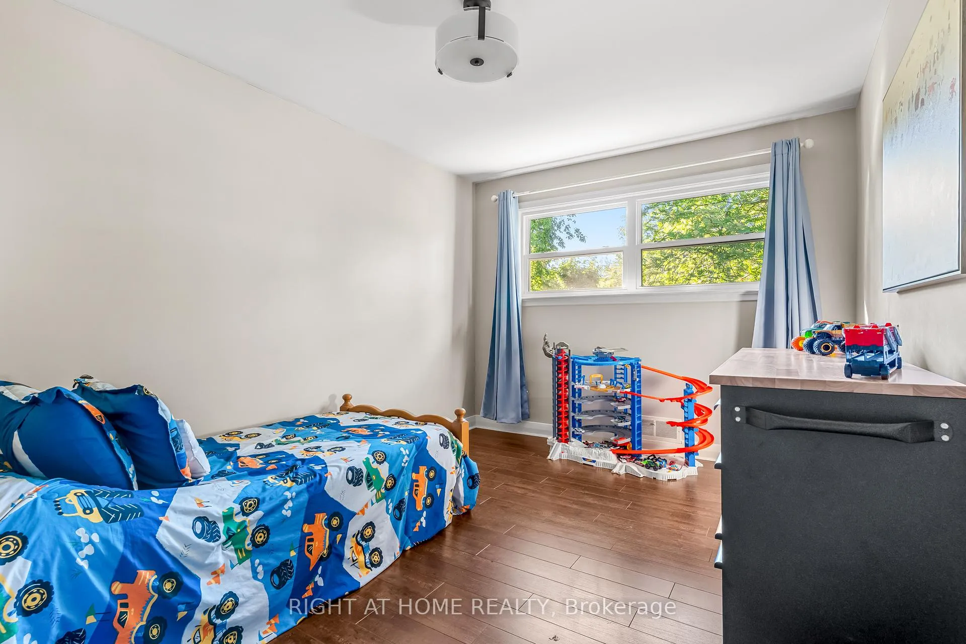Photo 19 of 102 Paris Street, New Tecumseth, Alliston — HOMEH