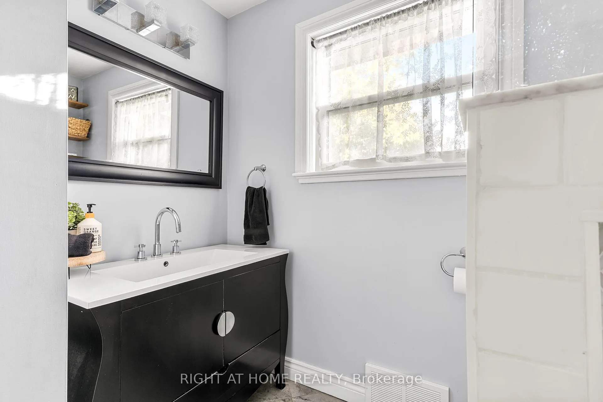 Photo 21 of 102 Paris Street, New Tecumseth, Alliston — HOMEH