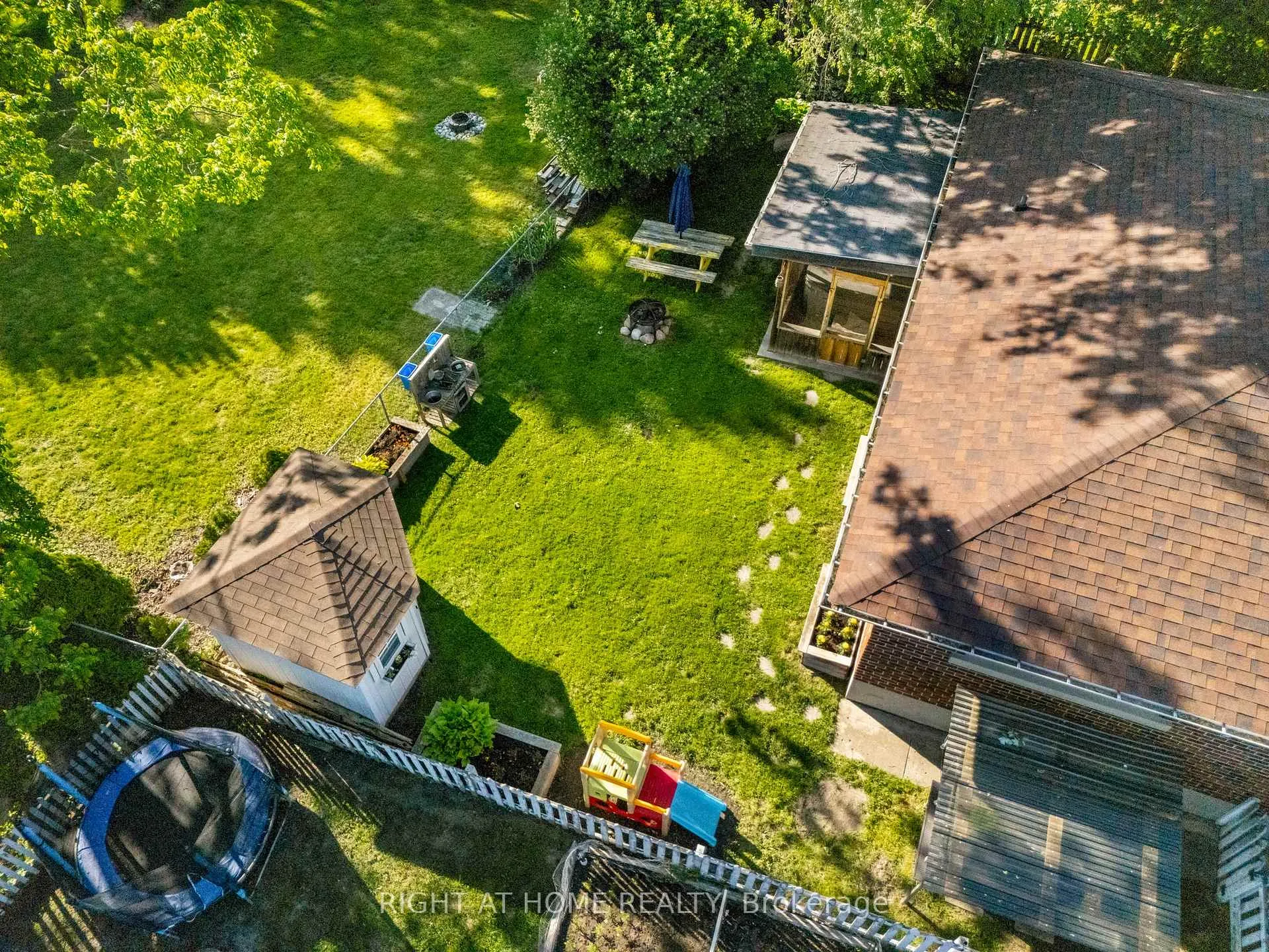 Photo 32 of 102 Paris Street, New Tecumseth, Alliston — HOMEH