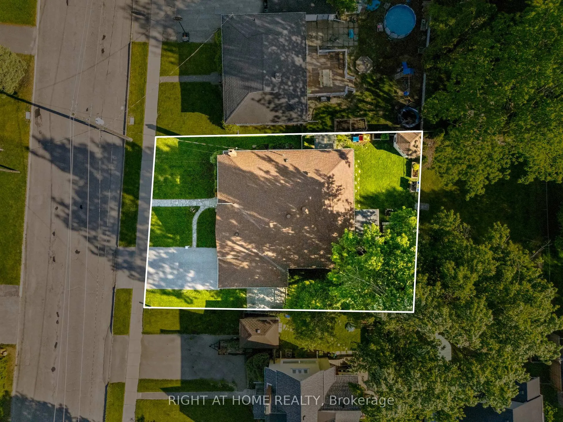Photo 37 of 102 Paris Street, New Tecumseth, Alliston — HOMEH