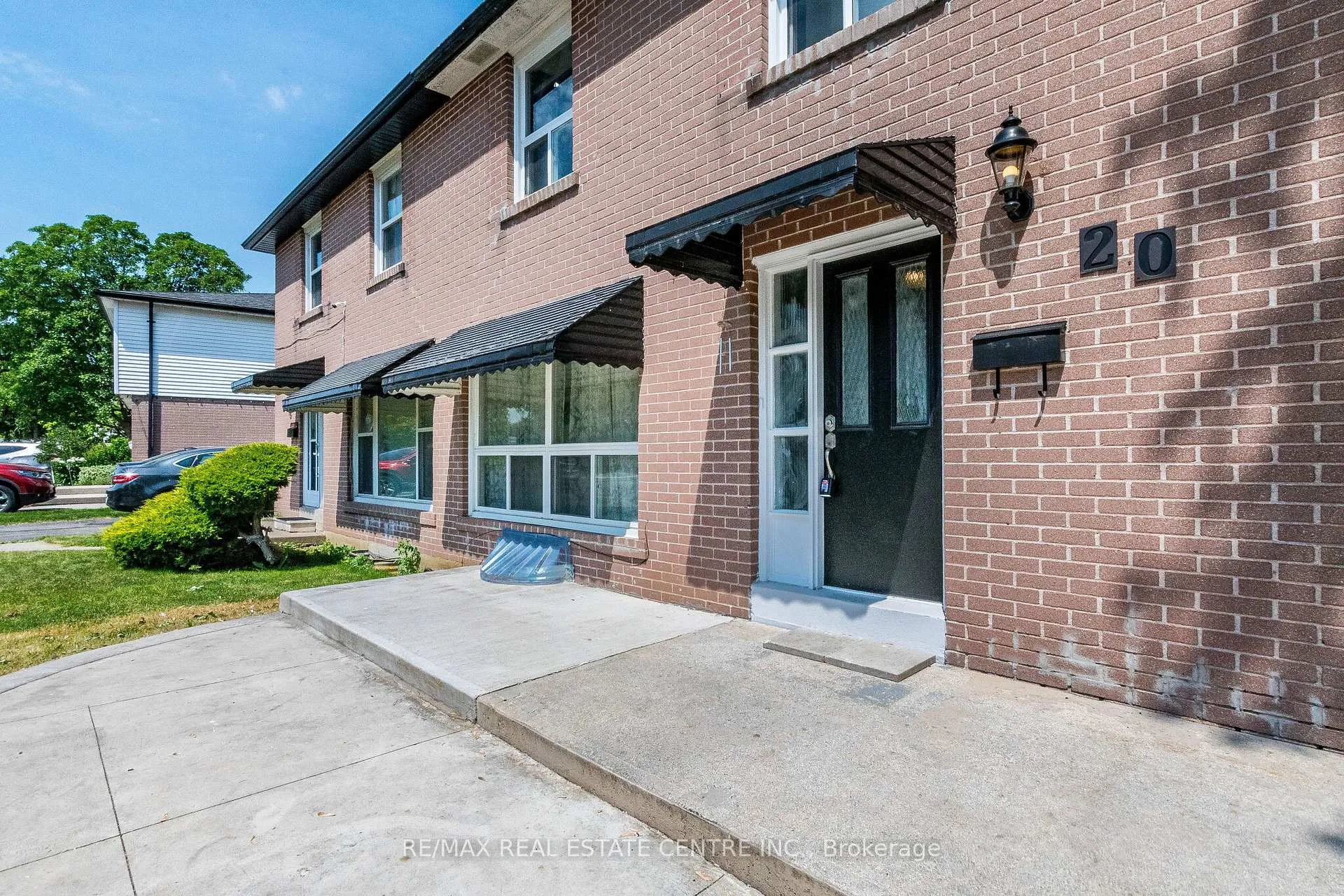 Photo 3 of 20 Earnscliffe Circle, Brampton, Southgate — HOMEH