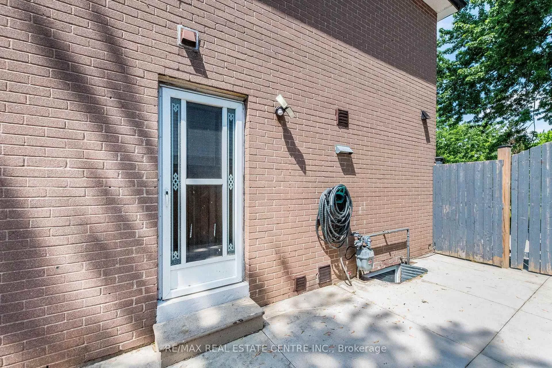 Photo 4 of 20 Earnscliffe Circle, Brampton, Southgate — HOMEH