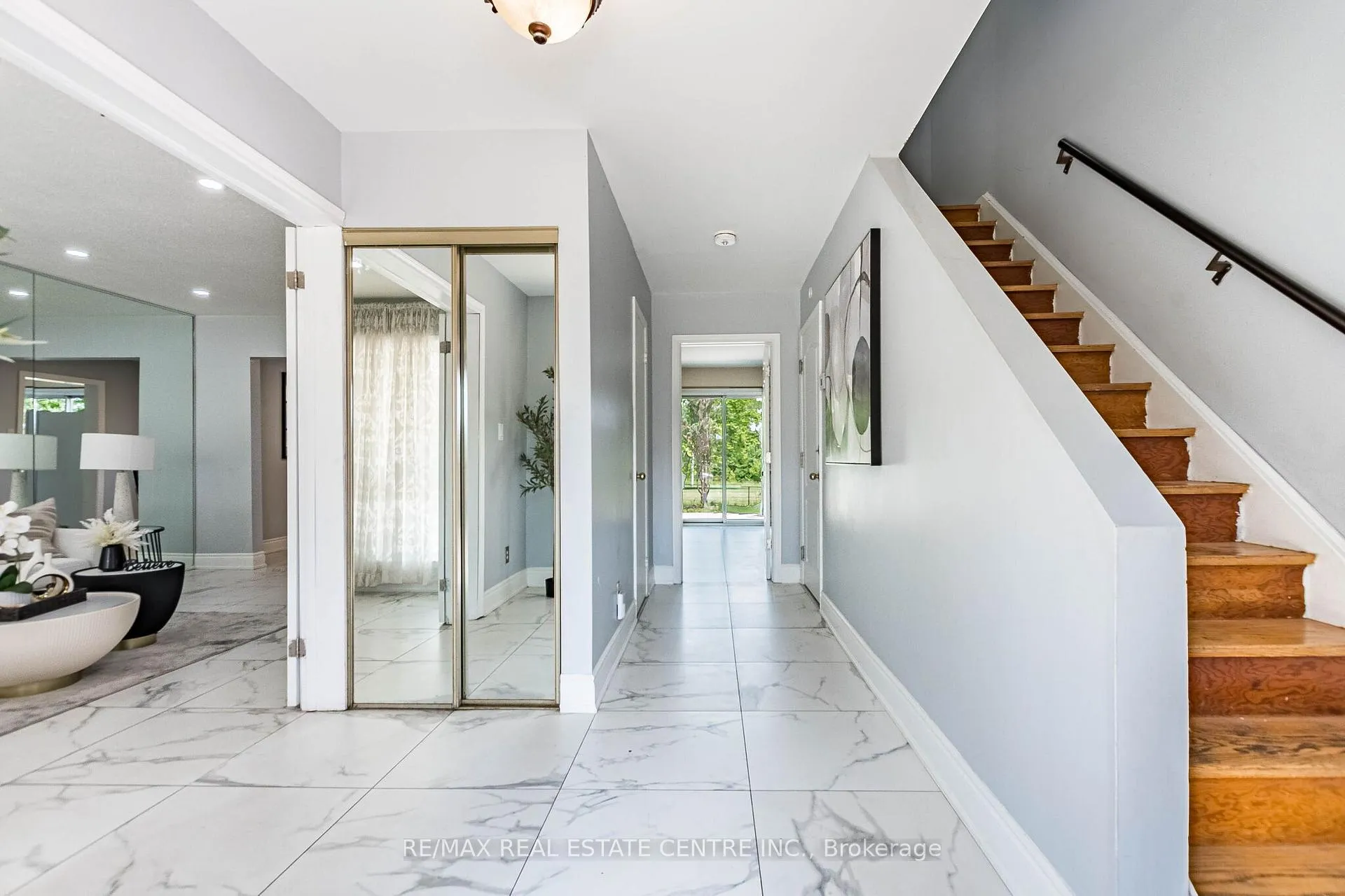 Photo 5 of 20 Earnscliffe Circle, Brampton, Southgate — HOMEH