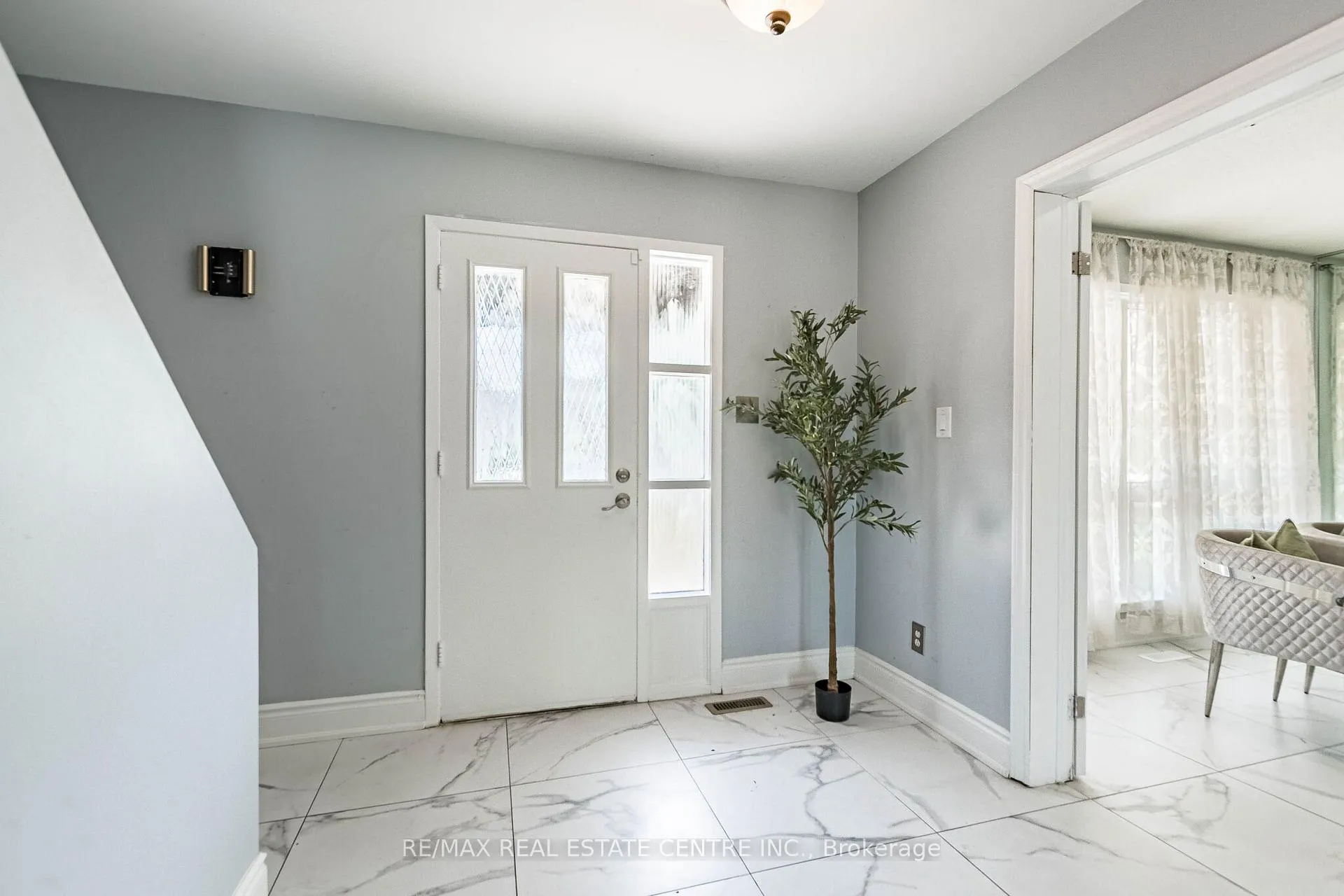 Photo 7 of 20 Earnscliffe Circle, Brampton, Southgate — HOMEH