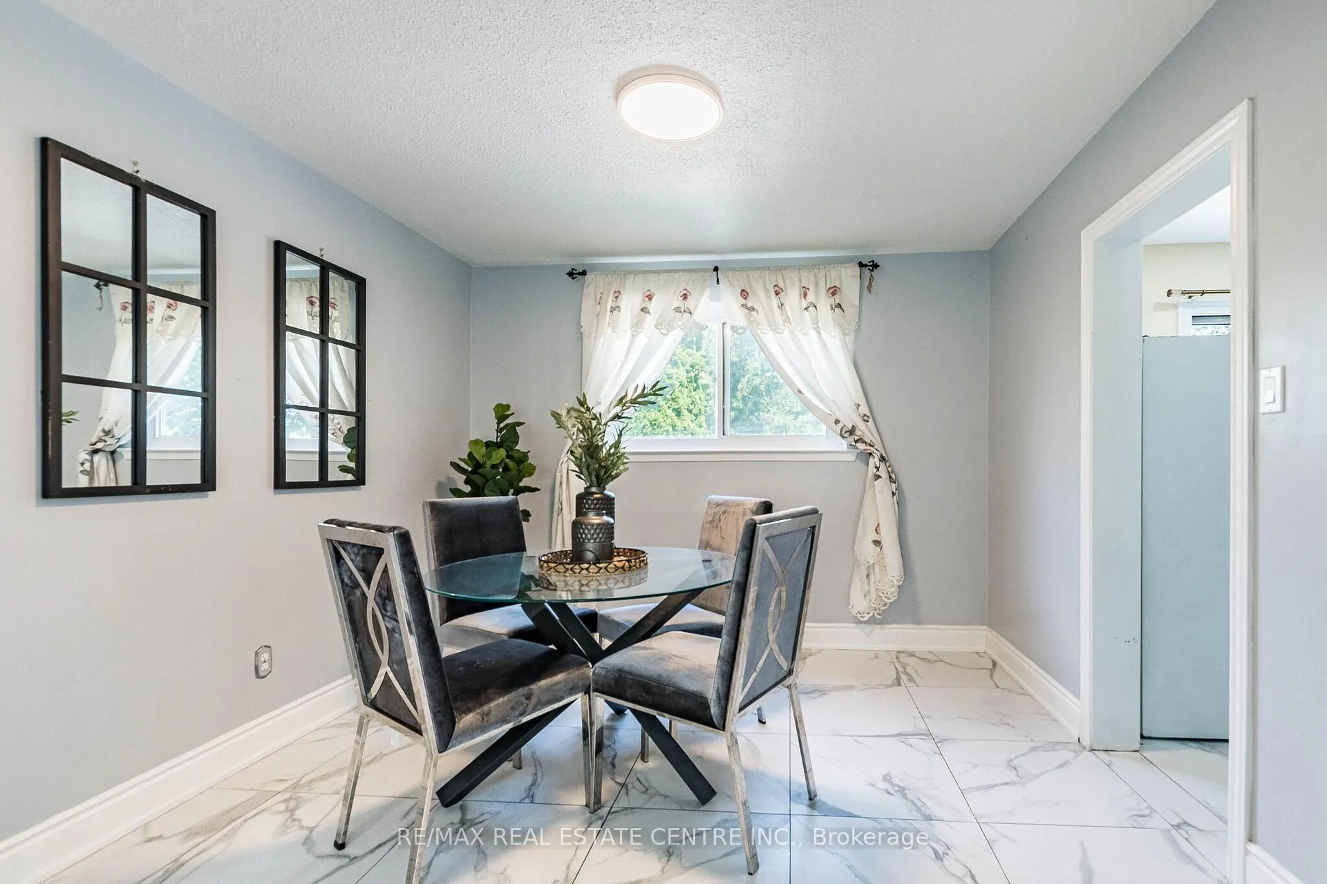 Photo 11 of 20 Earnscliffe Circle, Brampton, Southgate — HOMEH