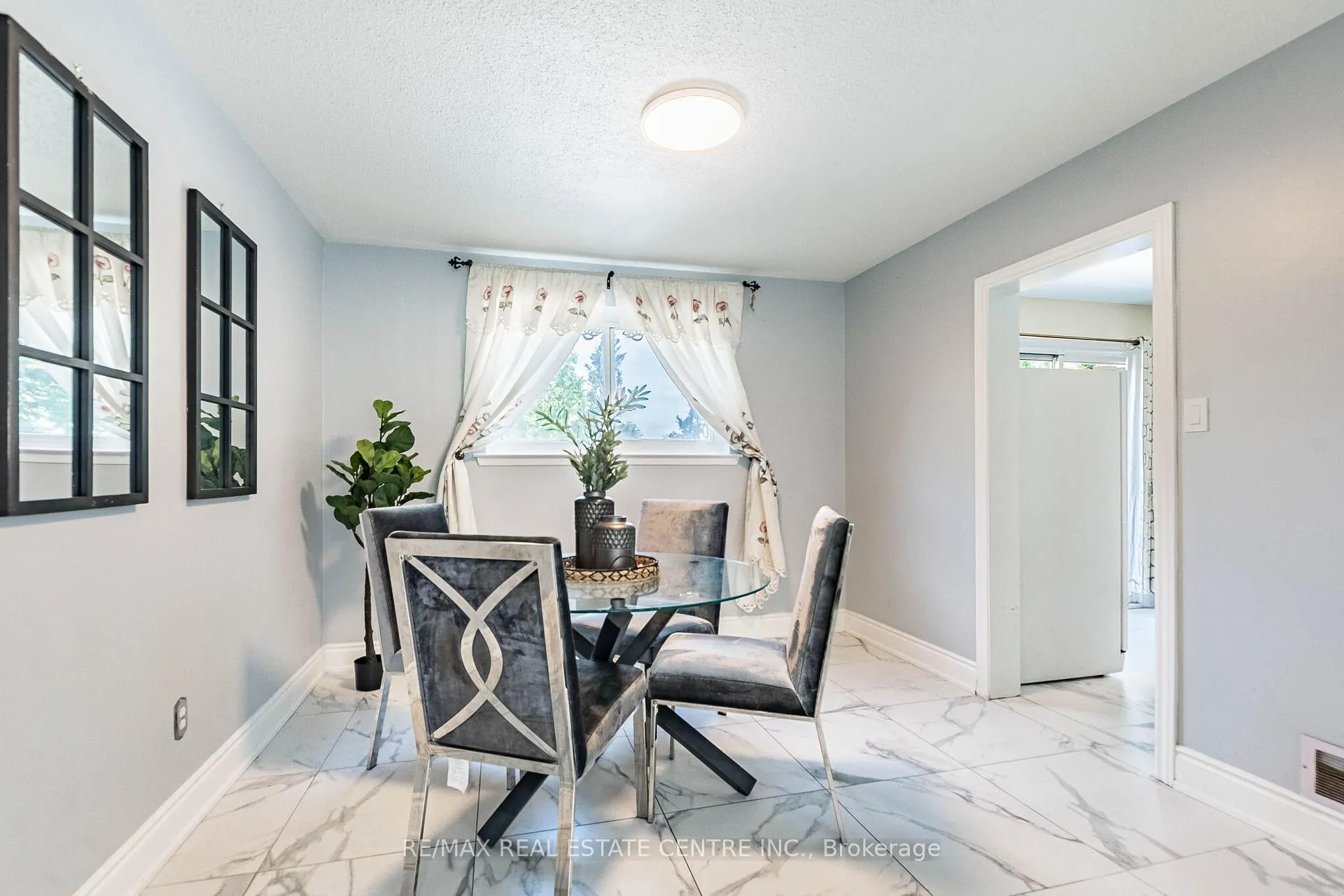 Photo 12 of 20 Earnscliffe Circle, Brampton, Southgate — HOMEH