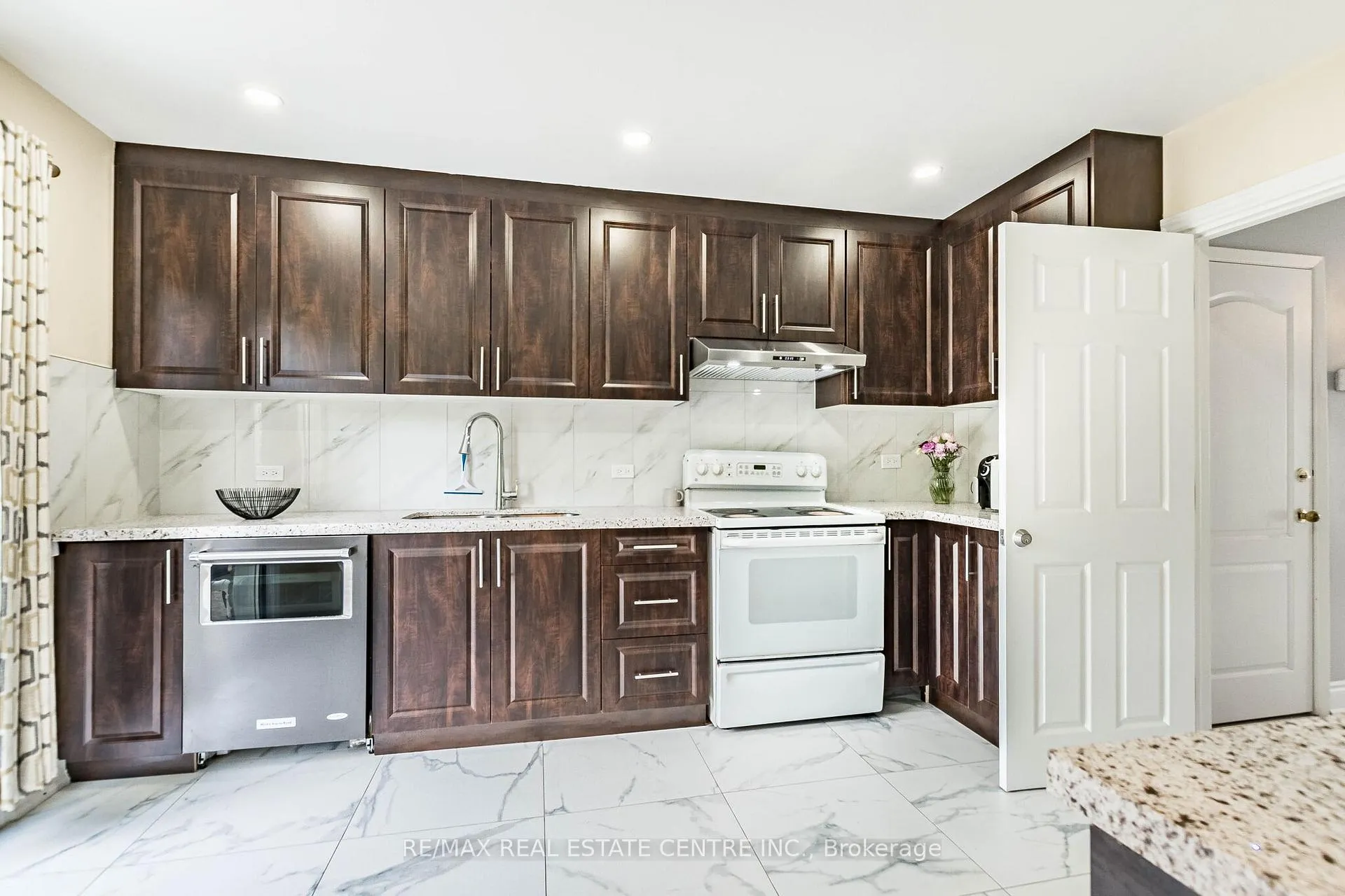 Photo 13 of 20 Earnscliffe Circle, Brampton, Southgate — HOMEH