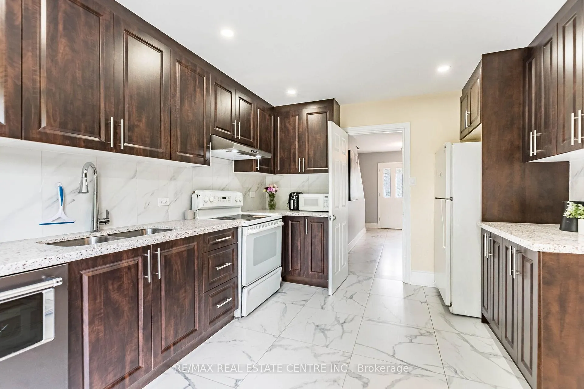 Photo 14 of 20 Earnscliffe Circle, Brampton, Southgate — HOMEH