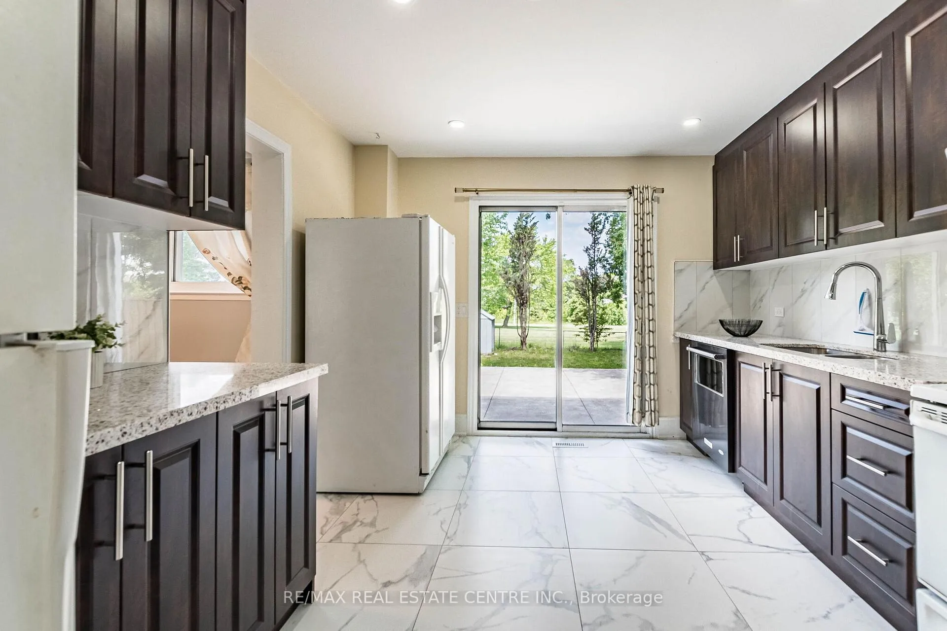 Photo 15 of 20 Earnscliffe Circle, Brampton, Southgate — HOMEH