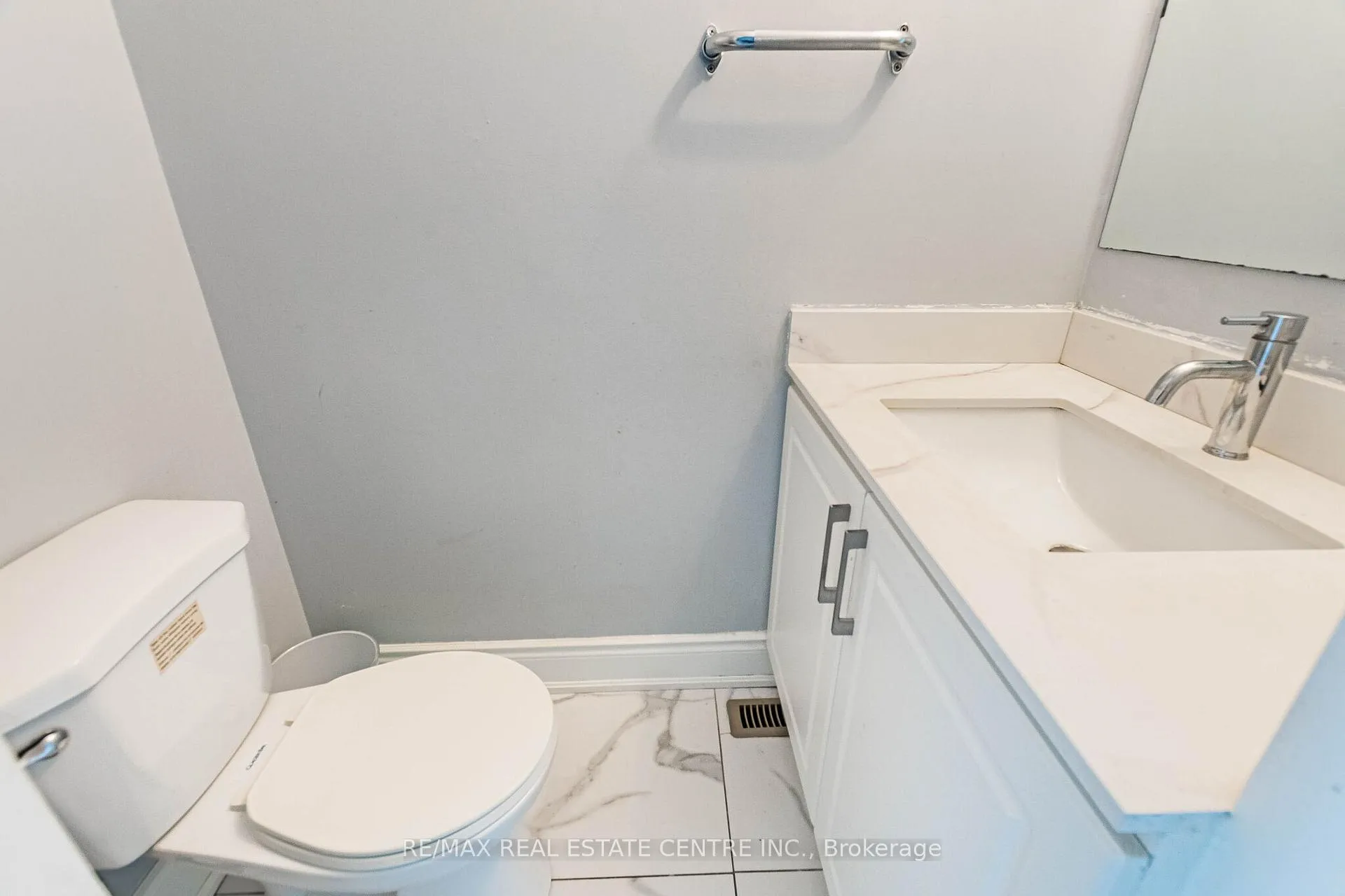 Photo 16 of 20 Earnscliffe Circle, Brampton, Southgate — HOMEH
