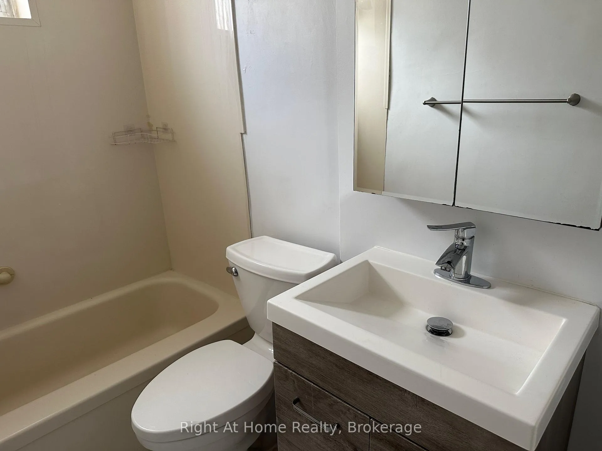 Photo 13 of Unit 1, 1033 Ravine Road, Oshawa, Lakeview — HOMEH